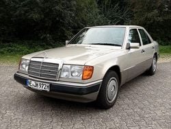 Gold Gebraucht 1992 Mercedes E230 Limousine | 4.000 €
