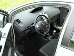 Grau Gebraucht 2009 Toyota Yaris Cool Limousine | 3.098 € (Guter Preis)