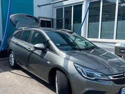 Grau Gebraucht 2017 Opel Astra Limousine | 8.300 € (Etwas zu teuer)