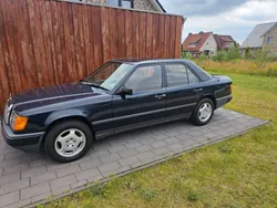 Blau Gebraucht 1988 Mercedes E230 Limousine | 8.850 €