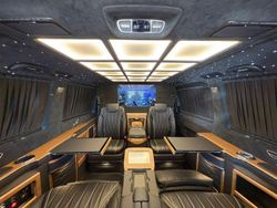 Schwarz Gebraucht 2023 Mercedes V300 Van / Kleinbus | 178.900 €