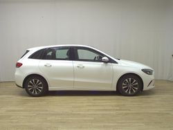 Weiss Gebraucht 2022 Mercedes B180 Style Van / Kleinbus | 17.980 € (Fairer Preis)