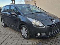 Grau Gebraucht 2009 Peugeot 5008 Premium Van / Kleinbus | 3.490 € (Fairer Preis)