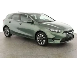 Experience grün metallic Neu 2025 Kia Ceed Limousine | 24.045 € (Guter Preis)