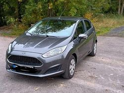 Grau Gebraucht 2016 Ford Fiesta Celebration Kleinwagen | 9.000 € (Guter Preis)