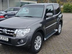 Grau Gebraucht 2012 Mitsubishi Pajero Intense SUV | 28.490 € (Teuer)