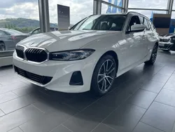 Alpinweiß uni Gebraucht 2024 BMW 330e Sport Line Kombi | 52.990 €