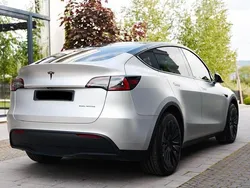 Grau Gebraucht 2024 Tesla Model Y Long Range RWD SUV | 37.900 € (Guter Preis)