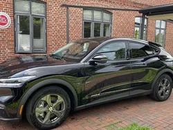 Schwarz (iridiumschwarz metallic) Gebraucht 2022 Ford Mustang Mach-E Basis SUV | 31.900 € (Guter Preis)