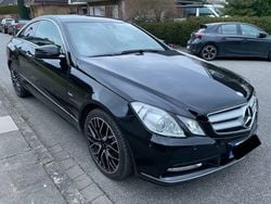 Schwarz Gebraucht 2011 Mercedes E300 Elegance Coupé | 15.990 € (Fairer Preis)