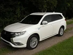 Weiß Gebraucht 2018 Mitsubishi Outlander P-HEV Plus SUV | 21.500 € (Fairer Preis)