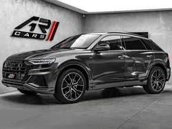 Grau Gebraucht 2022 Audi Q8 Sport SUV | 71.990 € (Etwas zu teuer)
