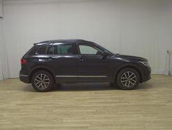 Deep black perleffekt Gebraucht 2023 VW Tiguan Life SUV | 22.380 € (Guter Preis)