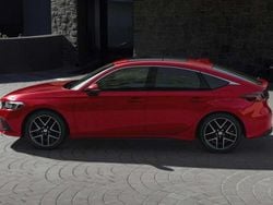 Premium crystal red metallic Neu 2025 Honda Civic Advance Limousine | 36.738 € (Guter Preis)