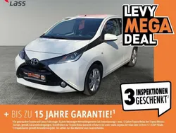 Weiss Gebraucht 2016 Toyota Aygo X-play Kleinwagen | 9.890 € (Etwas zu teuer)