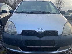 Grau Gebraucht 2001 Toyota Yaris Kleinwagen | 800 € (Guter Preis)