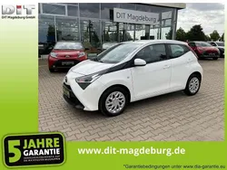 Schneeweiß Gebraucht 2021 Toyota Aygo X-play Kleinwagen | 8.490 € (Fairer Preis)