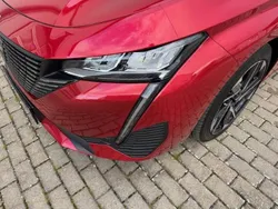 Rot/typ verkleidung aussen metallic + fa (metallic) Gebraucht 2023 Peugeot 308 Allure Kombi | 25.475 € (Fairer Preis)