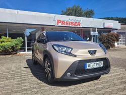 Ginger beige met./dach schwarz Gebraucht 2024 Toyota Aygo Team Kleinwagen | 17.900 € (Fairer Preis)