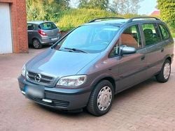 Grau Gebraucht 2004 Opel Zafira Van / Kleinbus | 2.150 € (Fairer Preis)