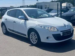Weiß Gebraucht 2011 Renault Mégane III Authentique Limousine | 2.999 € (Superpreis)