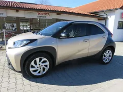 Ginger beige (4u9)/ black mica Gebraucht 2023 Toyota Aygo Pulse Kleinwagen | 15.890 € (Fairer Preis)