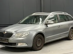 Grau Gebraucht 2012 Skoda Superb Ambition Kombi | 5.890 € (Superpreis)