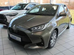 Manganbronze metallic Gebraucht 2023 Toyota Yaris Team Kleinwagen | 18.890 € (Fairer Preis)