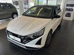 Atlas white / phantom black Neu 2025 Hyundai i20 Prime Kleinwagen | 26.650 € (Etwas zu teuer)