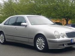 Silber Gebraucht 1999 Mercedes E240 Limousine | 8.900 €