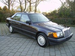 Braun Gebraucht 1989 Mercedes E200 Limousine | 10.990 €