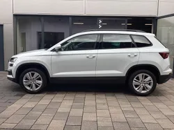 Moon white perleffekt Gebraucht 2024 Skoda Karoq Selection SUV | 31.950 € (Fairer Preis)