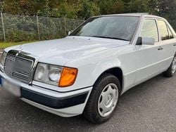 Weiß Gebraucht 1991 Mercedes E260 Limousine | 6.900 €