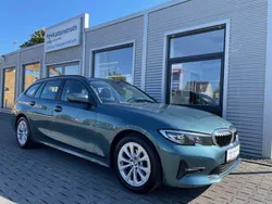 Grün Gebraucht 2020 BMW 318 Advantage Kombi | 17.890 € (Fairer Preis)