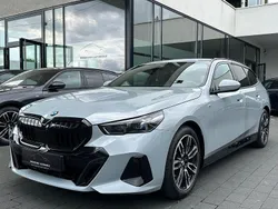 Grau Gebraucht 2024 BMW 520 M Sport Kombi | 51.860 € (Superpreis)