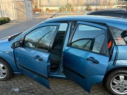 Blau Gebraucht 2002 Ford Focus Kleinwagen | 1.000 € (Fairer Preis)