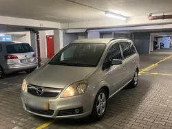 Grau Gebraucht 2005 Opel Zafira Van / Kleinbus | 2.200 € (Fairer Preis)
