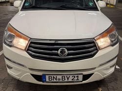 Weiß Gebraucht 2015 Ssangyong (KGM) Rodius Crystal Van / Kleinbus | 4.650 €