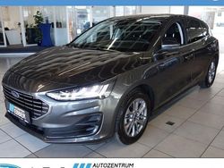 Grau Gebraucht 2023 Ford Focus Titanium Limousine | 21.479 € (Fairer Preis)