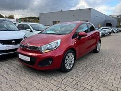 Signal red Gebraucht 2015 Kia Rio DREAM-TEAM Edition Limousine | 6.490 € (Fairer Preis)