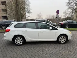 Weiß Gebraucht 2012 Opel Astra Selection Kombi | 899 €