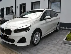 Weiß Gebraucht 2019 BMW 220 Gran Tourer Performance Van / Kleinbus | 26.790 € (Fairer Preis)