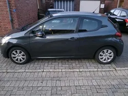 Grau Gebraucht 2017 Peugeot 208 Kleinwagen | 5.700 € (Guter Preis)