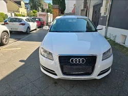 Weiß Gebraucht 2012 Audi A3 Sportback Ambiente Limousine | 4.400 € (Guter Preis)