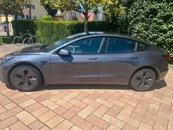 Grau Gebraucht 2022 Tesla Model 3 Standard Range Limousine | 26.900 € (Fairer Preis)
