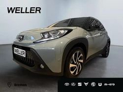 Urban khaki, dach mysticschwarz mica (gruen) Neu 2025 Toyota Aygo Play Kleinwagen | 17.990 €