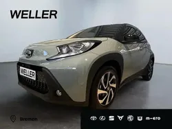 Urban khaki, dach mysticschwarz mica (gruen) Neu 2025 Toyota Aygo Play Kleinwagen | 18.450 €