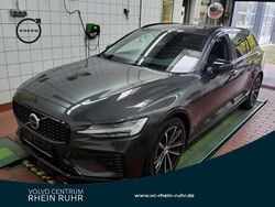 Grau platinum grey / metallic Gebraucht 2022 Volvo V60 Plus Kombi | 35.990 € (Fairer Preis)