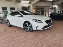 Weiß Gebraucht 2018 Volvo V40 R-Design Kombi | 16.950 € (Etwas zu teuer)