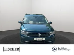 Nightshade blue metallic (metallic) Gebraucht 2024 VW Tiguan Life SUV | 28.488 € (Superpreis)